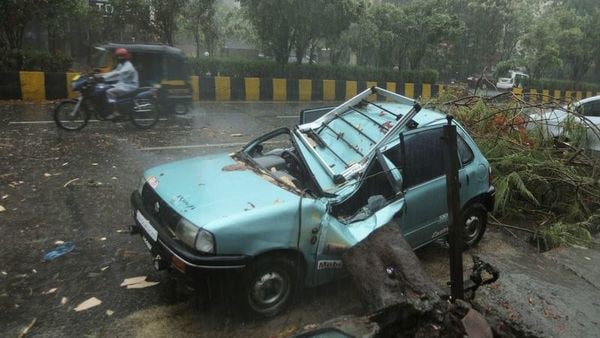 সোমবার ভোররাত থেকে আন্দামান ও নিকোবর দ্বীপপুঞ্জ, পূর্ব-মধ্য বঙ্গোপসাগর এবং সংলগ্ন দক্ষিণ-পূর্ব বঙ্গোসাগরে ঘণ্টায় ৫৫-৬৫ কিলোমিটার বেগে ঝোড়া হাওয়া বইতে থাকবে। দমকা হাওয়ার বেগ কখনও কখনও ৭৫ কিলোমিটারে পৌঁছে যেতে পারে। সন্ধ্যা থেকে বাড়বে ঝড়ের তীব্রতা। সেইসময় ঘণ্টায় ৬৫-৭৫ কিলোমিটার বেগে ঝড় বইবে। দমকা হাওয়ার বেগ ঘণ্টায় ৮৫ কিলোমিটারে পৌঁছে যাওয়ার সম্ভাবনা আছে। ছবি সৌজন্য রয়টার্স)