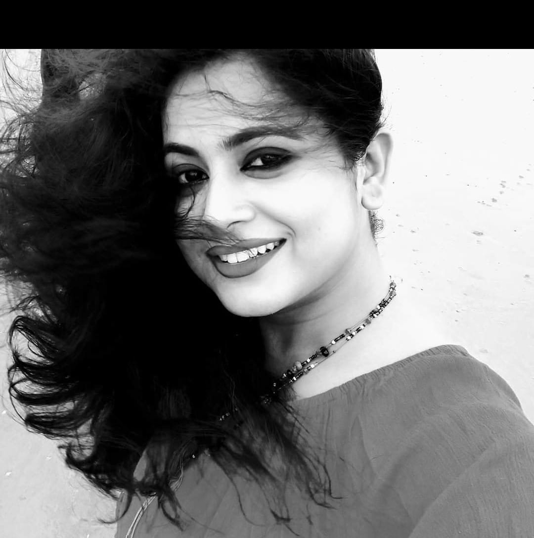 সাধের অনুষ্ঠানের ছবি শেয়ার করে অভিনেত্রী লেখেন- সবাই আর্শীবাদ করবেন। নতুন ইনিংসের জন্য ফলোয়ার্সরা শুভ কামনা জানিয়েছেন মীনাক্ষীকে। আপাতত টেলিভিশন থেকে বিরতি নিয়ে মাতৃত্বের স্বাদ চেটেপুটে নিতে ব্যস্ত সে। (ছবি-ফেসবুক)
