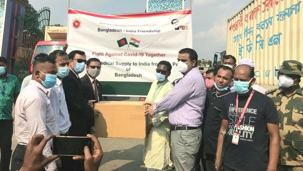 কঠিন সময় ভারতের পাশে বাংলাদেশ, করোনা মোকাবিলায় দিল ওষুধ-ইঞ্জেকশন-স্যানিটাইজার। (ছবি সৌজন্য, টুইটার @BDMOFA) কঠিন সময় ভারতের পাশে বাংলাদেশ, করোনা মোকাবিলায় দিল ওষুধ-ইঞ্জেকশন-স্যানিটাইজার। (ছবি সৌজন্য, টুইটার @BDMOFA)