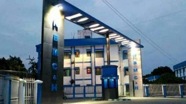 আগুন লেগে আতঙ্ক ছড়াল উত্তরবঙ্গ মেডিক্যাল কলেজে: ছবি (সৌজন্য ফেসবুক) আগুন লেগে আতঙ্ক ছড়াল উত্তরবঙ্গ মেডিক্যাল কলেজে: ছবি (সৌজন্য ফেসবুক)