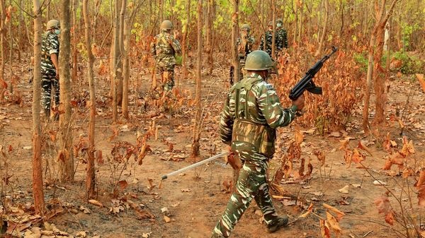 নকশাল দমনে তৎপর পুলিশ (প্রতীকী ছবি) নকশাল দমনে তৎপর পুলিশ (প্রতীকী ছবি)