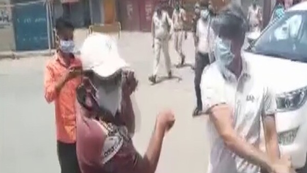 যুবককে থাপ্পড় মারছেন সুরজপুরের কালেক্টর রণবীর শর্মা। (ছবি সৌজন্য এএনআই) যুবককে থাপ্পড় মারছেন সুরজপুরের কালেক্টর রণবীর শর্মা। (ছবি সৌজন্য এএনআই)