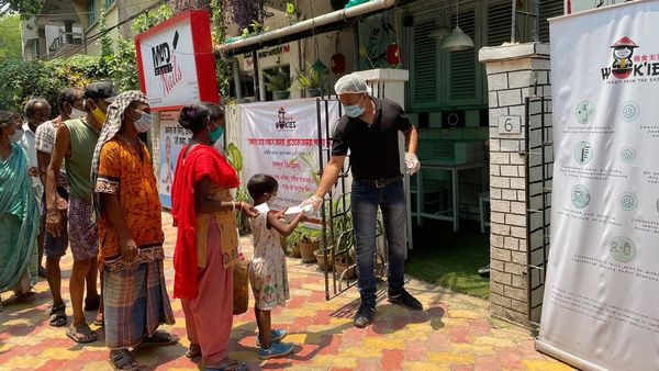 দুঃস্থদের হাতে খাবার তুলে দিচ্ছে Wok'ies। (ছবি সৌজন্য নিজস্ব) দুঃস্থদের হাতে খাবার তুলে দিচ্ছে Wok'ies। (ছবি সৌজন্য নিজস্ব)