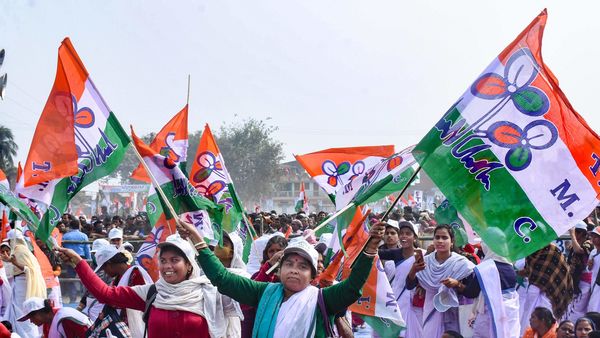 গেরুয়া শিবিরে মোহভঙ্গ হয়ে অনেকেই ঘাসফুল শিবিরে ভিড়ছেন। (ছবিটি প্রতীকী, সৌজন্য পিটিআই) গেরুয়া শিবিরে মোহভঙ্গ হয়ে অনেকেই ঘাসফুল শিবিরে ভিড়ছেন। (ছবিটি প্রতীকী, সৌজন্য পিটিআই)
