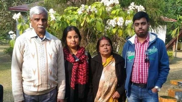 সিউড়ির সমন্বয় পল্লির সিনহা পরিবার। ফাইল ছবি সিউড়ির সমন্বয় পল্লির সিনহা পরিবার। ফাইল ছবি