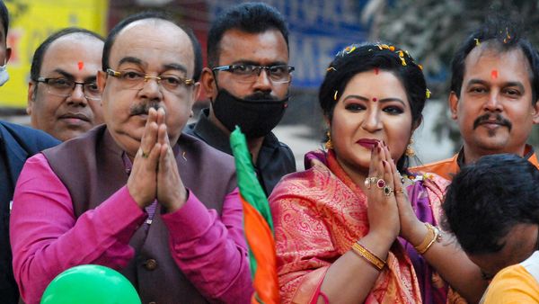 বিজেপি নেতা শোভন চট্টোপাধ্যায় ও তাঁর বান্ধবী বৈশাখী বন্দ্যোপাধ্যায়। ফাইল ছবি সৌজন্য : পিটিআই (PTI) বিজেপি নেতা শোভন চট্টোপাধ্যায় ও তাঁর বান্ধবী বৈশাখী বন্দ্যোপাধ্যায়। ফাইল ছবি সৌজন্য : পিটিআই (PTI)