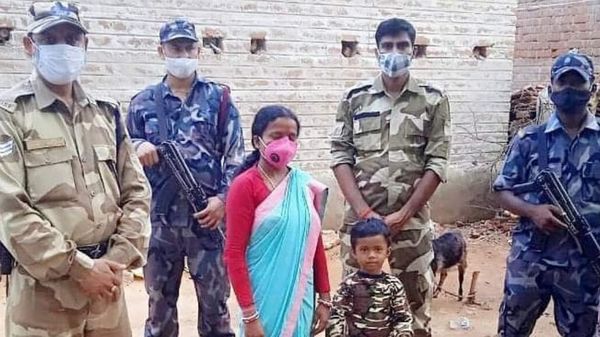 শালতোড়ার বিজেপি বিধায়কের সঙ্গে কেন্দ্রীয় নিরাপত্তারক্ষীরা (ফেসবুক) শালতোড়ার বিজেপি বিধায়কের সঙ্গে কেন্দ্রীয় নিরাপত্তারক্ষীরা (ফেসবুক)