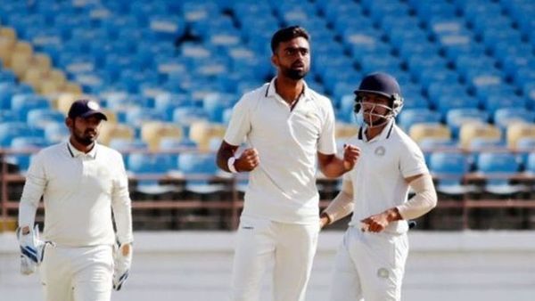 রঞ্জি দলের সতীর্থদের সাথে জয়দেব উনাদকাট (মাঝে)। ছবি- পিটিআই। রঞ্জি দলের সতীর্থদের সাথে জয়দেব উনাদকাট (মাঝে)। ছবি- পিটিআই।