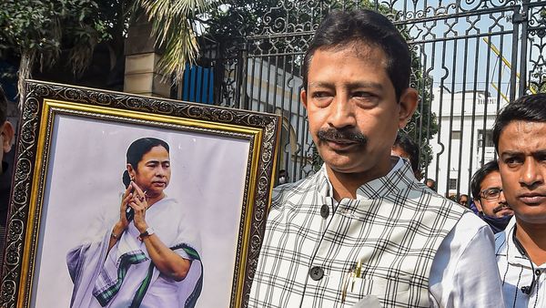গত জানুয়ারিতে বিধানসভা থেকে বেরিয়ে আসার সময় রাজীব বন্দ্যোপাধ্যায়। (ছবি সৌজন্য পিটিআই) গত জানুয়ারিতে বিধানসভা থেকে বেরিয়ে আসার সময় রাজীব বন্দ্যোপাধ্যায়। (ছবি সৌজন্য পিটিআই)