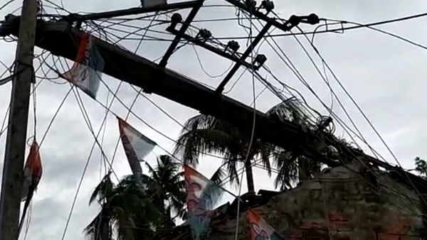 মঙ্গলবার আচমকা ঝড়ে বীজপুরে এভাবেই ভেঙে পড়েছিল বিদ্যুতের খুঁটি (নিজস্ব চিত্র) মঙ্গলবার আচমকা ঝড়ে বীজপুরে এভাবেই ভেঙে পড়েছিল বিদ্যুতের খুঁটি (নিজস্ব চিত্র)