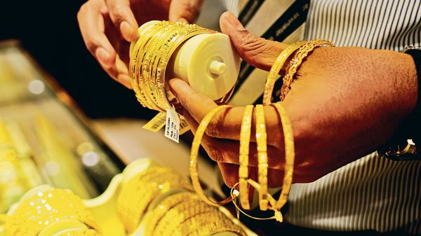 সোনার দাম ছাড়িয়ে গেল ৪৯,০০০ টাকার গণ্ডি, দাম বাড়ল রুপোরও। (ছবিটি প্রতীকী, সৌজন্য মিন্ট) সোনার দাম ছাড়িয়ে গেল ৪৯,০০০ টাকার গণ্ডি, দাম বাড়ল রুপোরও। (ছবিটি প্রতীকী, সৌজন্য মিন্ট)