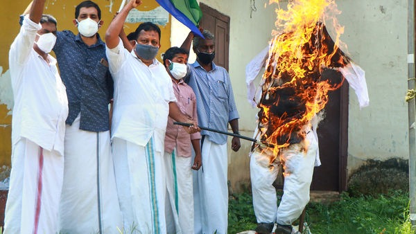 লাক্ষাদ্বীপের নয়া আইনের বিরোধিতায় সরব বিরোধীরা (ছবি সৌজন্যে পিটিআই) লাক্ষাদ্বীপের নয়া আইনের বিরোধিতায় সরব বিরোধীরা (ছবি সৌজন্যে পিটিআই)