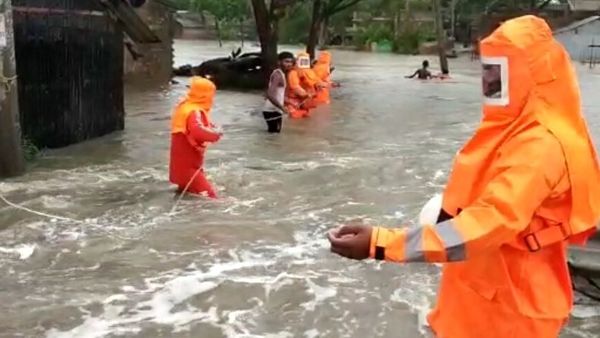 এভাবেই দুর্গত এলাকায় উদ্ধারকাজে নামে এনডিআরএফ (নিজস্ব চিত্র) এভাবেই দুর্গত এলাকায় উদ্ধারকাজে নামে এনডিআরএফ (নিজস্ব চিত্র)
