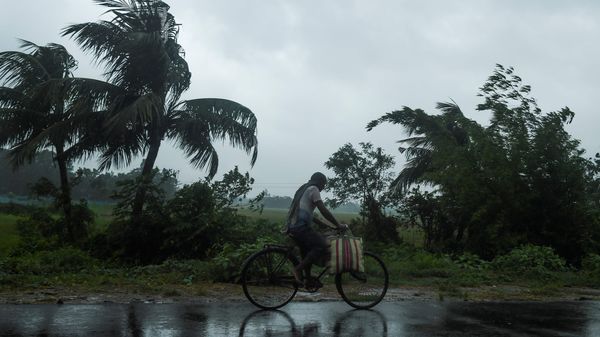 বৃহস্পতিবার সারাদিন মাঝারি বৃষ্টির পূর্বাভাস। ছবি: এএফপি। (AFP) বৃহস্পতিবার সারাদিন মাঝারি বৃষ্টির পূর্বাভাস। ছবি: এএফপি। (AFP)