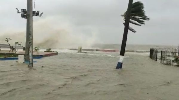 খুলনার ১৮টি স্থানে নদীবাঁধ ভেঙেছে। (নিজস্ব চিত্র) খুলনার ১৮টি স্থানে নদীবাঁধ ভেঙেছে। (নিজস্ব চিত্র)