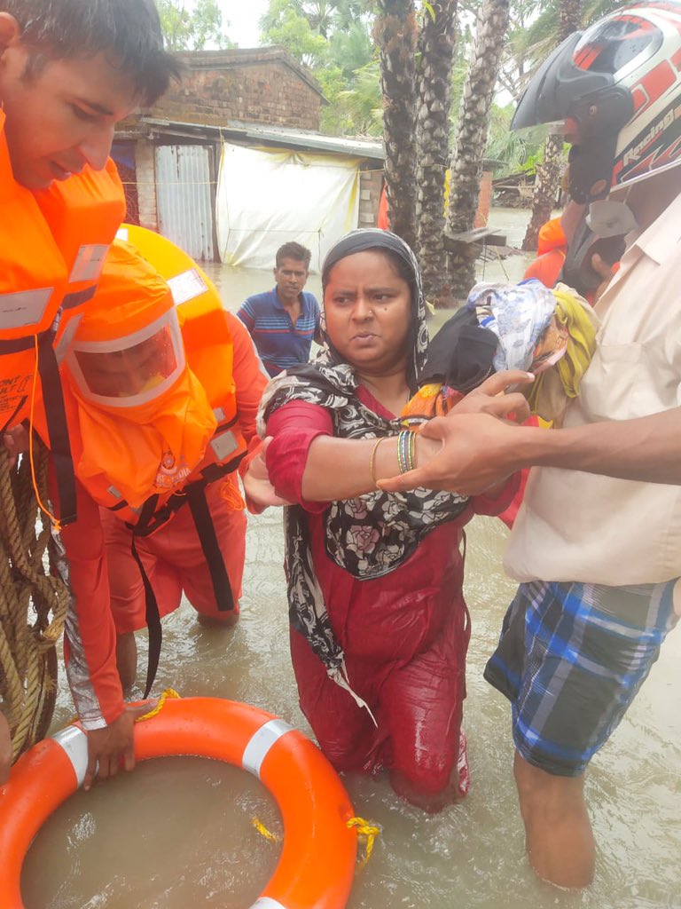 বিপদের দিনে দেবদূত তাঁরাই! ভাইরাল এনডিআরএফ কর্মীদের সাহায্যের ছবি সেই ছবি সোশ্যাল মিডিয়ায় শেয়ার করে এনডিআরএফের প্রশংসায় পঞ্চমুখ হয়েছেন নেটিজেনরা। (ছবি সৌজন্য এনডিআরএফ)