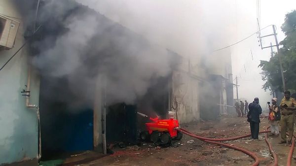 রোবট এনে আগুন নেভানোর কাজ চলছিল। (ছবি সৌজন্য এএনআই) রোবট এনে আগুন নেভানোর কাজ চলছিল। (ছবি সৌজন্য এএনআই)