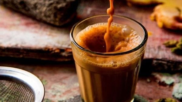 যে সমস্ত খাবার-দাবারে হলুদের পরিমাণ বেশি, তা চায়ের সঙ্গে খেতে নেই। যে সমস্ত খাবার-দাবারে হলুদের পরিমাণ বেশি, তা চায়ের সঙ্গে খেতে নেই।