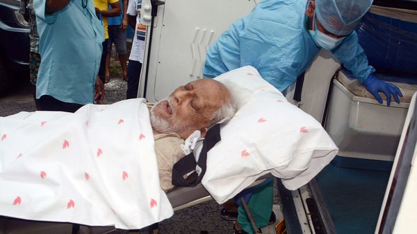 গত মঙ্গলবার হাসপাতালে নিয়ে যাওয়া হচ্ছে বুদ্ধবাবুকে। গত মঙ্গলবার হাসপাতালে নিয়ে যাওয়া হচ্ছে বুদ্ধবাবুকে।