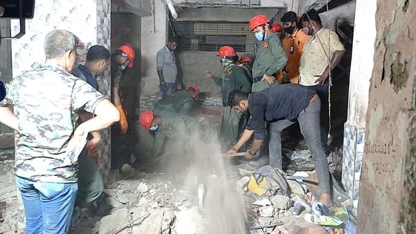 থানেতে বিল্ডিং ভেঙে মৃত ৭ থানেতে বিল্ডিং ভেঙে মৃত ৭