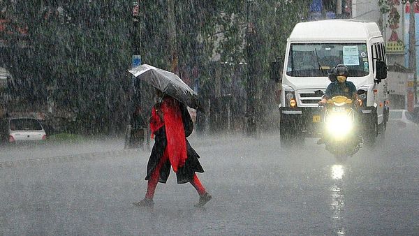 নির্ঘণ্টের ২ দিন পরে কেরলে ঢুকছে বর্ষা (ছবিটি প্রতীকী, সৌজন্য এএনআই) নির্ঘণ্টের ২ দিন পরে কেরলে ঢুকছে বর্ষা (ছবিটি প্রতীকী, সৌজন্য এএনআই)