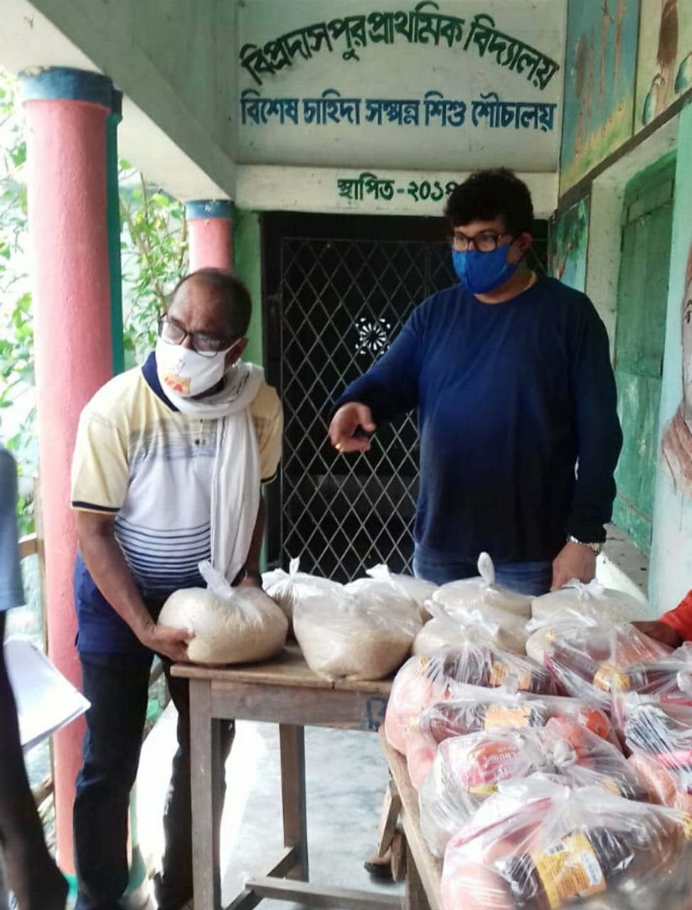 গোসাবায় ত্রাণ বিলি করে আইএফএ। গোসাবায় ত্রাণ বিলি করে আইএফএ।