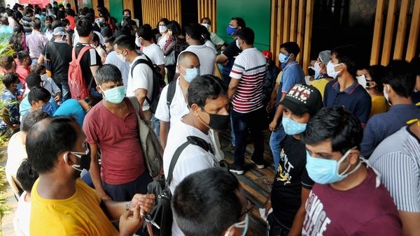 দূরত্ববিধি শিকেয় তুলে কলকাতায় টিকা নেওয়ার ভিড়। (PTI) দূরত্ববিধি শিকেয় তুলে কলকাতায় টিকা নেওয়ার ভিড়। (PTI)
