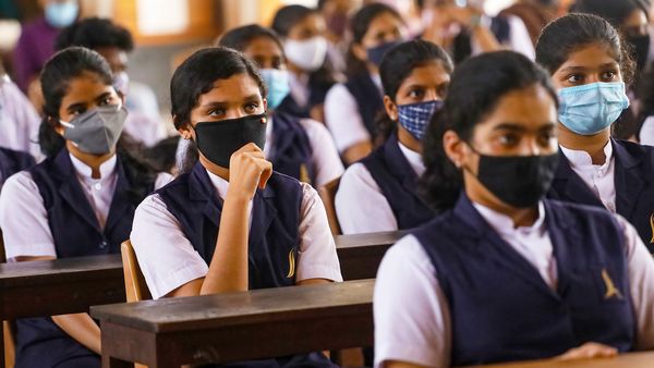 কোন সময় মাধ্যমিক পরীক্ষা হবে, তা ইতিমধ্যে জানিয়েছেন মুখ্যমন্ত্রী মমতা বন্দ্যোপাধ্যায়। (ছবিটি প্রতীকী, সৌজন্য পিটিআই) কোন সময় মাধ্যমিক পরীক্ষা হবে, তা ইতিমধ্যে জানিয়েছেন মুখ্যমন্ত্রী মমতা বন্দ্যোপাধ্যায়। (ছবিটি প্রতীকী, সৌজন্য পিটিআই)