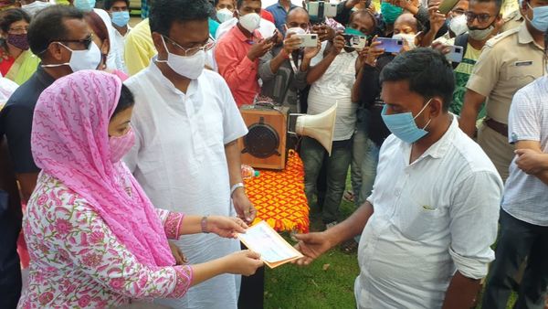 যোগী-গড়ে মৃত মালদহের শ্রমিকদের পরিবারের পাশে দাঁড়ালেন ফিরহাদ: ছবি (সংগৃহীত) যোগী-গড়ে মৃত মালদহের শ্রমিকদের পরিবারের পাশে দাঁড়ালেন ফিরহাদ: ছবি (সংগৃহীত)