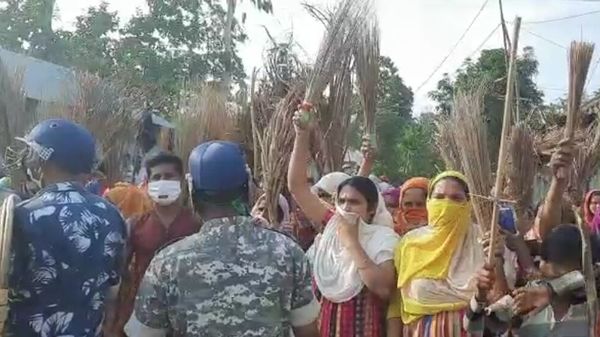 বিজেপির জনপ্রতিনিধিদের সামনে ঝাঁটা হাতে বিক্ষোভ (নিজস্ব চিত্র) বিজেপির জনপ্রতিনিধিদের সামনে ঝাঁটা হাতে বিক্ষোভ (নিজস্ব চিত্র)
