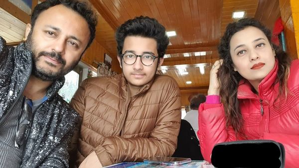 জয়জিৎ, যশোজিৎ এবং জয়জিতের স্ত্রী শ্রেয়া (ছবি ফেসবুক) জয়জিৎ, যশোজিৎ এবং জয়জিতের স্ত্রী শ্রেয়া (ছবি ফেসবুক)