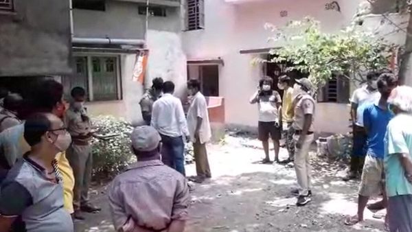 বাড়ির সামনে পুলিশ বাড়ির সামনে পুলিশ