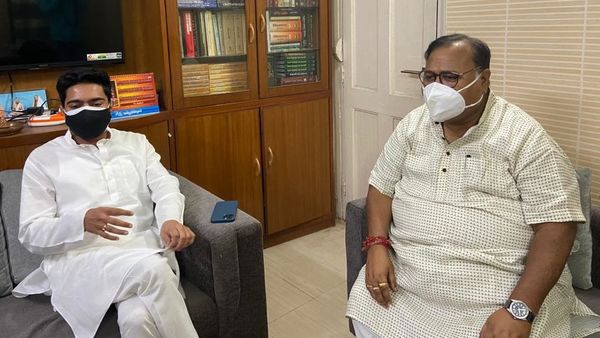 পার্থ চট্টোপাধ্যায়ের বাড়িতে যান তৃণমূল কংগ্রেসের সর্বভারতীয় সাধারণ সম্পাদক অভিষেক বন্দ্যোপাধ্যায়। পার্থ চট্টোপাধ্যায়ের বাড়িতে যান তৃণমূল কংগ্রেসের সর্বভারতীয় সাধারণ সম্পাদক অভিষেক বন্দ্যোপাধ্যায়।