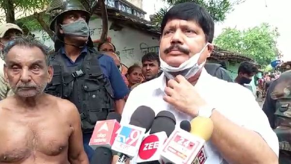 ঘটনাস্থলে যান সাংসদ অর্জুন সিং। ঘটনাস্থলে যান সাংসদ অর্জুন সিং।