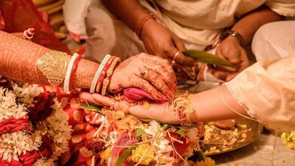চলন্ত ট্রেনে প্রেম, বিয়ের প্রতিশ্রুতি দিয়ে লক্ষাধিক টাকার গয়না নিয়ে চম্পট যুবতী চলন্ত ট্রেনে প্রেম, বিয়ের প্রতিশ্রুতি দিয়ে লক্ষাধিক টাকার গয়না নিয়ে চম্পট যুবতী