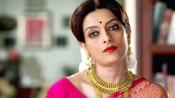 জুন আন্টির চরিত্রে উষসী চক্রবর্তী। জুন আন্টির চরিত্রে উষসী চক্রবর্তী।