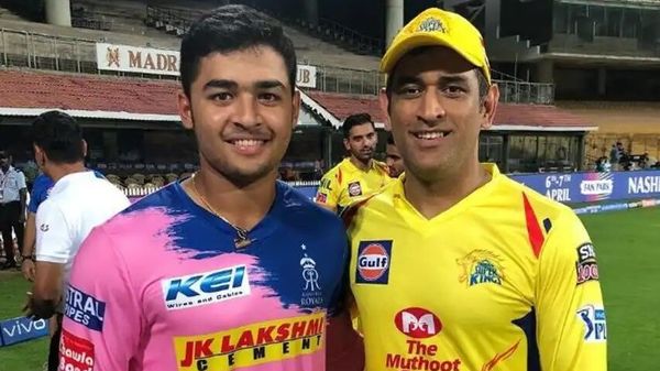 রিয়ান পরাগ এবং মহেন্দ্র সিং ধোনি। রিয়ান পরাগ এবং মহেন্দ্র সিং ধোনি।