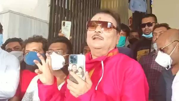 ফুরফুরে মেজাজে দেখা গেল মদন মিত্রকে। ফুরফুরে মেজাজে দেখা গেল মদন মিত্রকে।