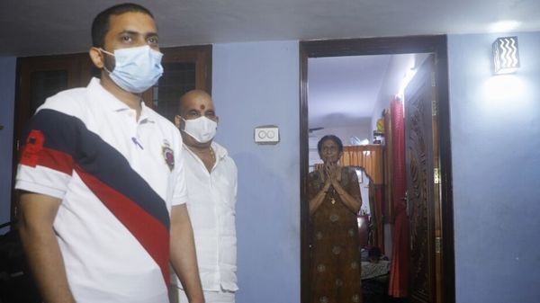 মুক্তির পর আরব থেকে কৃষ্ণান ফিরে এলেন কেরলে (নিজস্ব চিত্র) মুক্তির পর আরব থেকে কৃষ্ণান ফিরে এলেন কেরলে (নিজস্ব চিত্র)