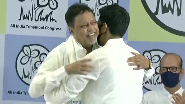 মুকুল-শুভ্রাংশুকে বুকে টেনে নিলেন অভিষেক (ছবি: এএনআই) মুকুল-শুভ্রাংশুকে বুকে টেনে নিলেন অভিষেক (ছবি: এএনআই)