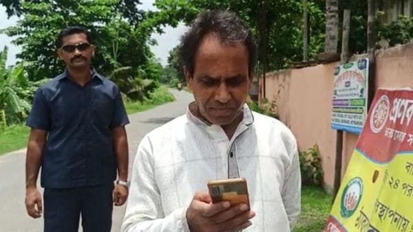 মুকুল রায় অনুগামী বলে পরিচিত দুলাল বরের গলায় এবার অন্য সুর (নিজস্ব চিত্র) মুকুল রায় অনুগামী বলে পরিচিত দুলাল বরের গলায় এবার অন্য সুর (নিজস্ব চিত্র)