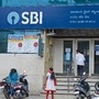 এসবিআইয়ের তরফে জানানো হয়েছে, ওই তিন ঘণ্টায় SBI Online, ইন্টারনেট ব্যাঙ্কিং, YONO, UPI-এর মতো পরিষেবা ব্যবহার করে কোনও কাজ করতে পারবেন না গ্রাহকরা। (ছবিটি প্রতীকী, সৌজন্য মিন্ট)