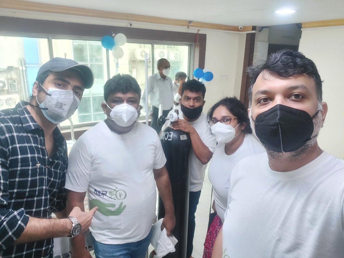 আবির ও সৃজিতের সঙ্গে রাণা সরকার(মাঝখানে)। ছবি সৌজন্যে - টুইটার আবির ও সৃজিতের সঙ্গে রাণা সরকার(মাঝখানে)। ছবি সৌজন্যে - টুইটার