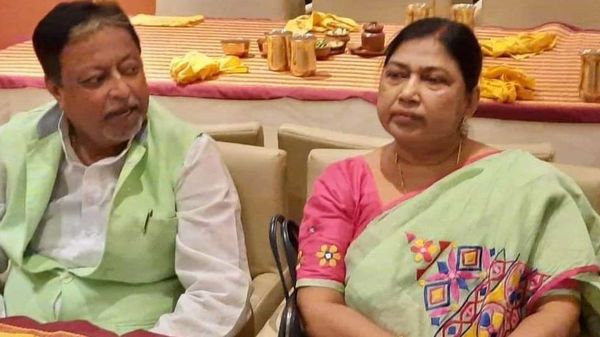 মুকুল রায় ও কৃষ্ণা রায় (ফাইল ছবি) মুকুল রায় ও কৃষ্ণা রায় (ফাইল ছবি)