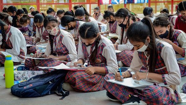 আগামী ২০ জুলাইয়ের মধ্যে প্রকাশিত হবে মাধ্যমিক পরীক্ষার ফলাফল। (ছবিটি প্রতীকী, সৌজন্য পিটিআই) আগামী ২০ জুলাইয়ের মধ্যে প্রকাশিত হবে মাধ্যমিক পরীক্ষার ফলাফল। (ছবিটি প্রতীকী, সৌজন্য পিটিআই)