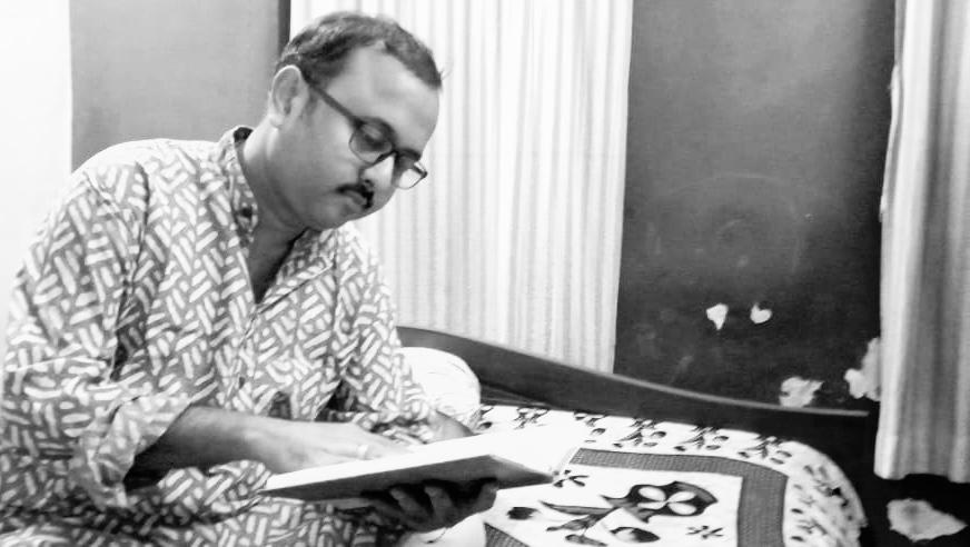 সময় পেলেই প্রিয় লেখক শীর্ষেন্দু মুখোপাধ্যায়ের বই খুলে বসেন স্মরণজিৎ। ছবি সৌজন্যে - হিন্দুস্তান টাইমস সময় পেলেই প্রিয় লেখক শীর্ষেন্দু মুখোপাধ্যায়ের বই খুলে বসেন স্মরণজিৎ। ছবি সৌজন্যে - হিন্দুস্তান টাইমস