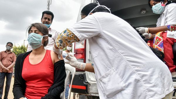 অন্তঃসত্ত্বা মহিলাদের করোনাভাইরাস টিকা দেওয়া যাবে। (ছবিটি প্রতীকী, সৌজন্য পিটিআই) অন্তঃসত্ত্বা মহিলাদের করোনাভাইরাস টিকা দেওয়া যাবে। (ছবিটি প্রতীকী, সৌজন্য পিটিআই)