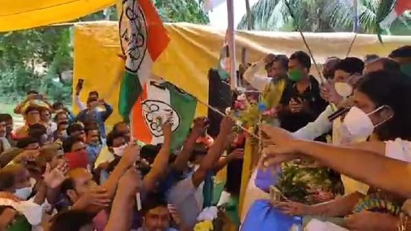বিজেপি ছেড়ে প্রায় ৫০০ জন কর্মী ও সমর্থক তৃণমূল কংগ্রেসে যোগদান করেন। বিজেপি ছেড়ে প্রায় ৫০০ জন কর্মী ও সমর্থক তৃণমূল কংগ্রেসে যোগদান করেন।