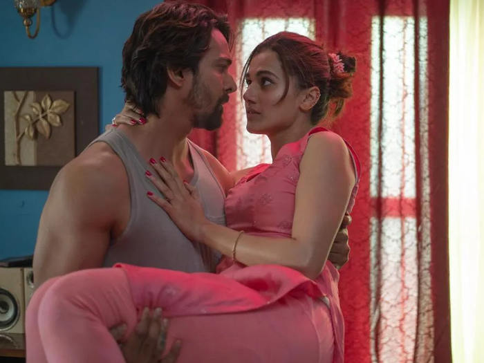 'হাসিন দিলরুবা' ছবিতে অন্তরঙ্গ দৃশ্যে তাপসী এবং হর্ষবর্ধন। ছবি সৌজন্যে - নেটফ্লিক্স 'হাসিন দিলরুবা' ছবিতে অন্তরঙ্গ দৃশ্যে তাপসী এবং হর্ষবর্ধন। ছবি সৌজন্যে - নেটফ্লিক্স