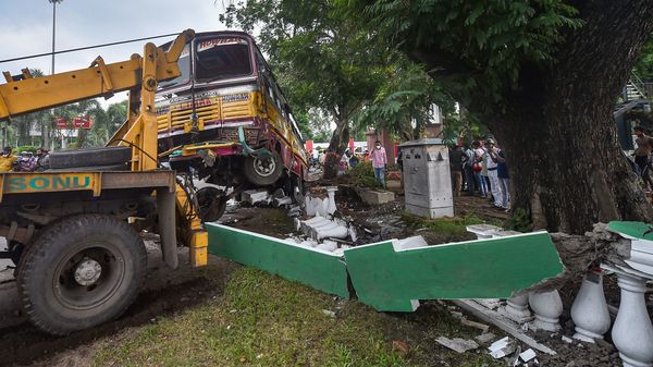 রেড রোডে দুর্ঘটনাগ্রস্ত বাস (ছবি সৌজন্য পিটিআই) রেড রোডে দুর্ঘটনাগ্রস্ত বাস (ছবি সৌজন্য পিটিআই)